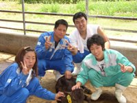 新生子牛と一緒に